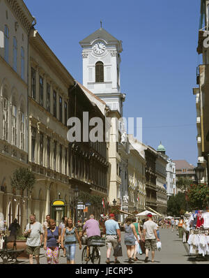 Ungarn, Budapest, shopping Straße Vaci Utca, Passanten, Hauptstadt, Terrasse, Hausfassaden, Geschäfte, Fußgängerzone, Person, Tourist, Ort von Interesse, Reiseziel, Tourismus, Sommer, Stockfoto