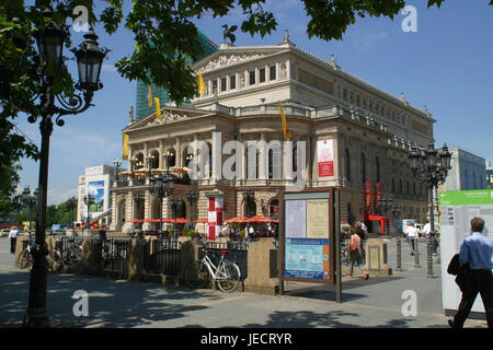 Deutschland, Hessen, Frankfurt am Main, Oper, Opernplatz, Gebäude, historisch, Schattierungen, Infotafel, Struktur, Kultur, Person, Café, Sonnenschirme, Passanten, Main-Metropole, Laterne, Straßenlaterne, Opernhaus, Ort von Interesse, außerhalb, Vorschau, Stadt, Stadt, Passanten, Stockfoto