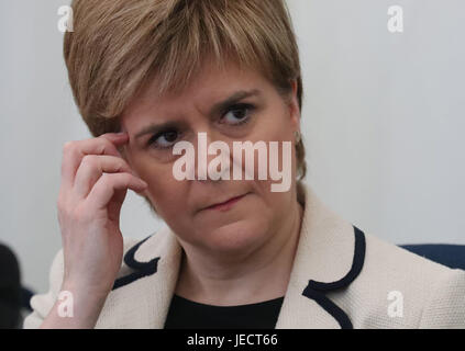 Erste Minister Nicola Sturgeon spricht mit den Landwirten am zweiten Tag der 177. Royal Highland Show in Edinburgh. Stockfoto