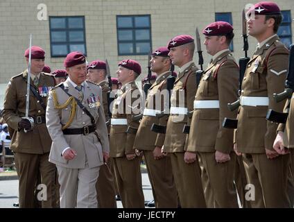 Der Prinz von Wales (zweiter von links) bei einem Besuch in Merville-Kaserne in Colchester, Fallschirm und Ausrüstung Demonstrationen zu sehen und besuchen eine Parade des 40. Jahrestages seiner Ernennung als das Regiment Oberst-In-Chief. Stockfoto