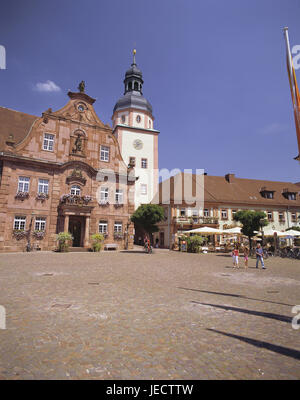 Deutschland, Baden-Wurttemberg, Ettlingen, Marktplatz, Rathaus, Stadt, Gebäude, Fassaden, Häuser, Fassade, Turm, Rathausturm, Platz, Passanten, Person, Fußgänger, Stockfoto