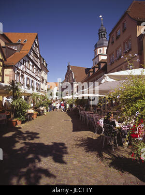 Deutschland, Baden-Wurttemberg, Ettlingen, Stadtbild, Hausfassaden, Lane, Rathausturm, Stadt, Gebäude, Fassaden, Häuser, Fassaden, Turm, Rathaus, Fachwerk, Fachwerk Haus, Bars, Straßencafé, Gastronomie, Straße Bars, Sommer, Gäste, Menschen, im Außenbereich Stockfoto