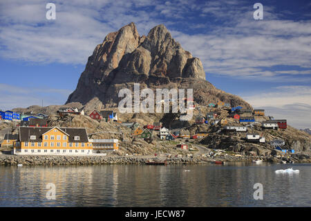 Grönland, Uummannaq, lokale Ansicht, Holzhäuser, Herz-Berg, Fjord, Eisberge, Nordgrönland, Destination, Landschaft, Meer, der Arktis, Eis, Gletschereis, Float, Küstenlandschaft, Häuser, Wohnhäuser, Küste, draußen, menschenleer, Siedlung, Berg, Himmel, Wolken, Stockfoto