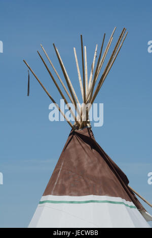 Architekturdetail des Tipi oder Tipi gegen blauen Himmel Stockfoto