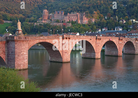 Blick auf Heidelberg, Europa, Deutschland, Baden-Würtemberg, Baden Rhein Ebene, Kurpfalz, Rhein-Neckar Gebiet, dem Neckar, Ode Wald Neckartal, Altstadt, alte Brücke Stockfoto