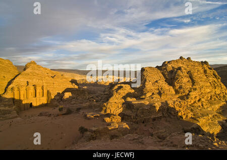 Felsengrab Ed-Deir im Abendlicht, Petra, Jordanien, Stockfoto