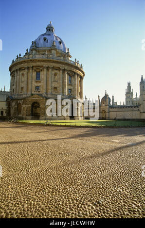 Großbritannien, England, Oxfordshire, Oxford, Radcliffe Camera, Bibliothek, Pflastersteine, Kieselsteine, Europa, Stadt, Universitätsstadt, Universität, Universität, Gebäude, Struktur, Architektur, historisch, Rotunde, draußen, menschenleer, Campus, Symbol, Studium, Ausbildung, lernen, wissen, Tradition, Steinpflaster, sonnig, Stockfoto