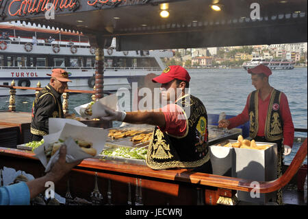 Türkei, Istanbul, Fisch-Restaurant auf einem Schiff, Verkäufer von Fischbrötchen, Stockfoto