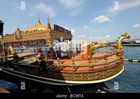 Türkei, Istanbul, Fisch-Restaurant auf einem Schiff, Verkäufer von Fischbrötchen, Stockfoto