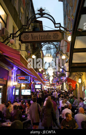 Türkei, Istanbul, Beyoglu, Teil von Stadt von Taksim, Nevizade Straße, Café und Restaurant, Stockfoto
