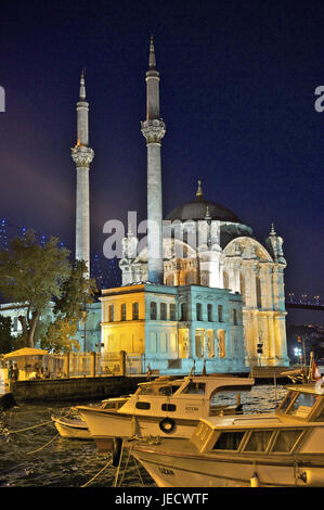 Türkei, Istanbul, Ortaköy Moschee, Bosporus-Brücke im Hintergrund, Stockfoto