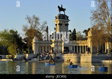 Spanien, Madrid, Parque del Buen Retiro, Denkmal Alfonso XII, Ruder Stiefel auf dem See, Stockfoto