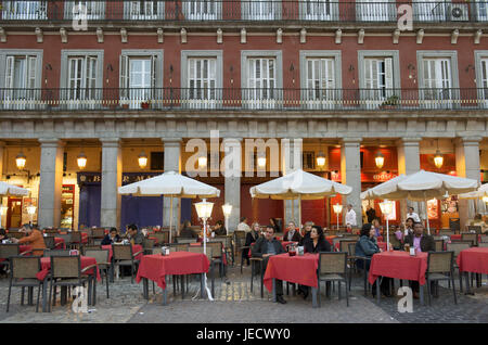 Spanien, Madrid, Plaza Mayor, Gäste in Straßencafés, Stockfoto