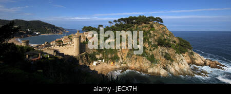 Spanien, Katalonien, Costa Brava, Tossa de Mar, Aussicht über die Festung am Mittelmeer, Stockfoto