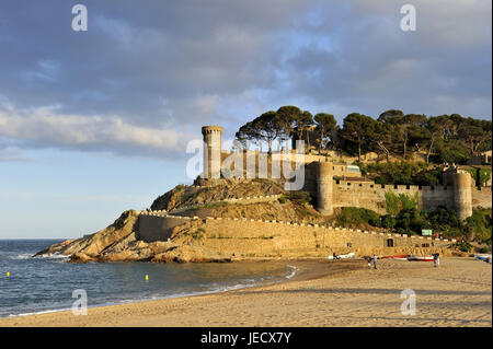 Spanien, Katalonien, Costa Brava, Tossa de Mar, Blick auf den Strand auf der Festung, Stockfoto
