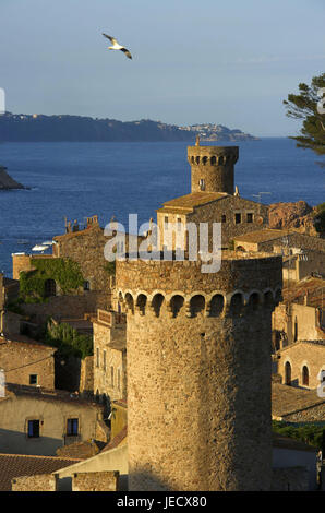 Spanien, Katalonien, Costa Brava, Tossa de Mar, Aussicht über die Festung am Meer, Stockfoto