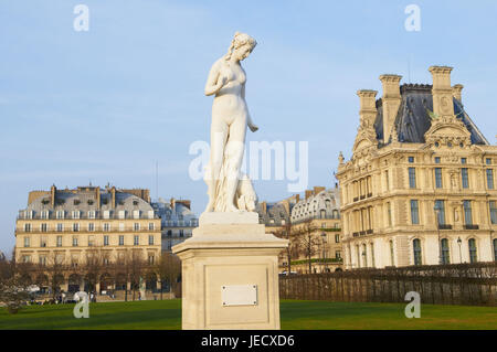 Garten der Tuilerien, Statue von Diane Chasseresse, Louvre im Hintergrund, Stockfoto