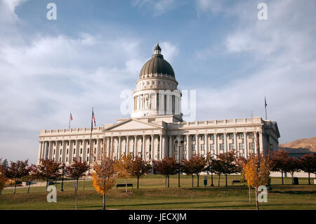 Utah State Capitol Building in Salt Lake City, Utah, im Herbst mit Herbstfarben auf den Bäumen und bewölktem Himmel Stockfoto