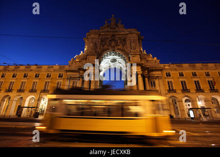 Portugal, Lissabon, Stadtzentrum, Platz Praca Th Comercio, Victoria Gate, Arco da Victoria, Straßenbahn, Dämmerung, Stockfoto