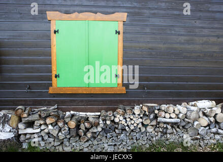 Holzhaus, Fenster, Rollladen, grün, geschlossene, mittlere Nahaufnahme, Detail, Stockfoto