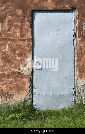 Eiserne Tür im Altbau, mittlere Nahaufnahme, Detail, Stockfoto