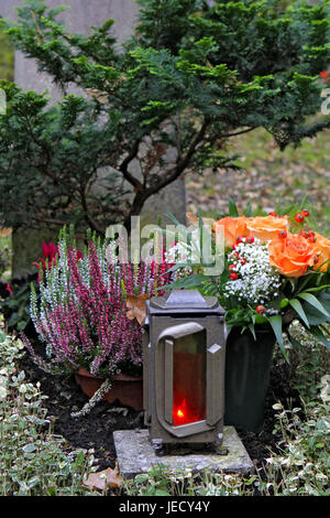 Grab auf dem Friedhof in Allerheiligen eingerichtet, Stockfoto