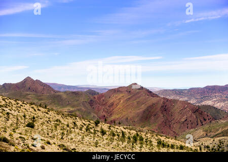 Blick auf das Atlasgebirge von der Spitze des Berges. Stockfoto