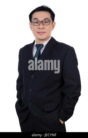 Lächelnde asiatische chinesische Mann trägt Anzug posiert mit isolierten zuversichtlich in weißem Hintergrund. Stockfoto