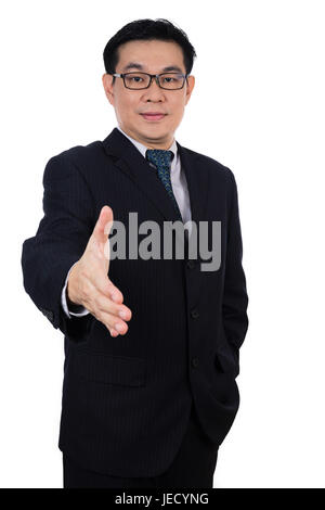 Lächelnde asiatische chinesische Mann tragen Anzug posiert mit Handshake Geste in isolierten weißen Hintergrund. Stockfoto