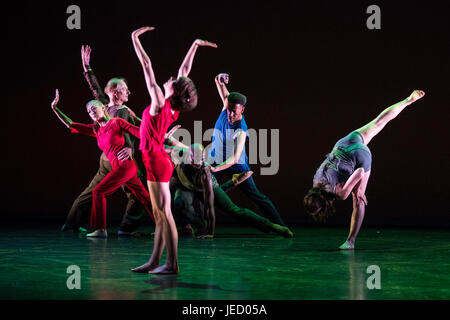 London, UK. 22. Juni 2017. Forest Revisited von Robert Cohan und Martin Welton von London zeitgenössische Tänzer (Christopher Bannerman, Anne Donnelly, Linda Gibbs, Paul Liburd und Kenneth Tharp) und National Youth Dance Company Alumni (Josh Attwood, Hannah Mason, Kennedy Mutanga, Luigi Nardone und Ruby Portus) durchgeführt. Sadler es Wells präsentiert das Elixier Festival, gegründet im Jahr 2014, eine Feier der lebenslangen Kreativität und ältere Menschen. Das Festival findet vom 23. bis 27. Juni 2017. Stockfoto