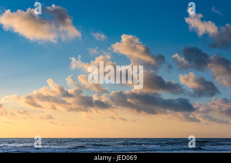 Wunderschönen Sonnenaufgang Himmel über dem Atlantischen Ozean im Nordosten Floridas in Ponte Vedra Beach. (USA) Stockfoto