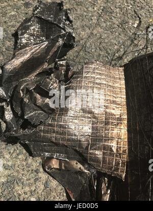 Verkohlte Trümmer aus dem Grenfell Turm Feuer in West London links auf dem Boden liegen in der näheren Umgebung. Stockfoto