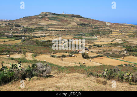 Landschaft im ländlichen Raum-Blick vom Zebbug Hilltop Ta ' Gurdan, Gordan oder Gordon Leuchtturm, Gozo, Malta Stockfoto