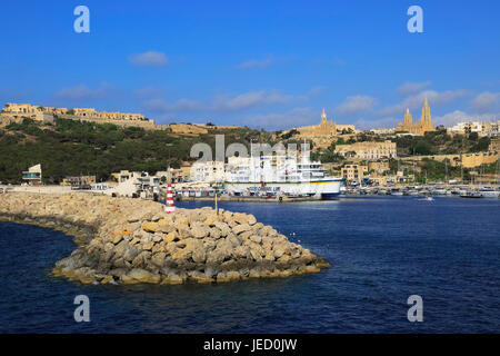 Blick vom Gozo Channel Line Fähre Schiff nähert sich der Hafen von Mgarr, Gozo, Malta Stockfoto