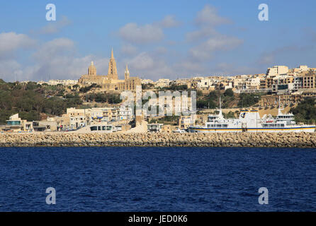 Blick vom Gozo Channel Line Fähre Schiff nähert sich der Hafen von Mgarr, Gozo, Malta Stockfoto