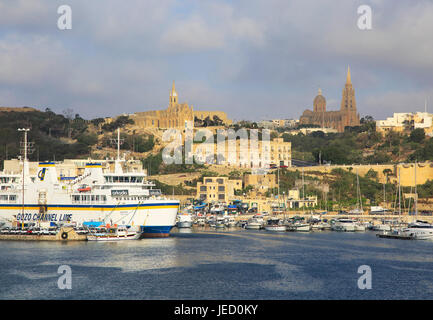 Blick vom Gozo Channel Line Fähre Schiff nähert sich der Hafen von Mgarr, Gozo, Malta Stockfoto