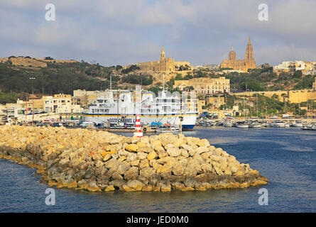 Blick vom Gozo Channel Line Fähre Schiff nähert sich der Hafen von Mgarr, Gozo, Malta Stockfoto