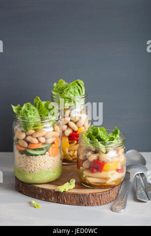 Veganes Couscous und Pasta Salat in Mason Gläser mit Gemüse-Bohnen Stockfoto