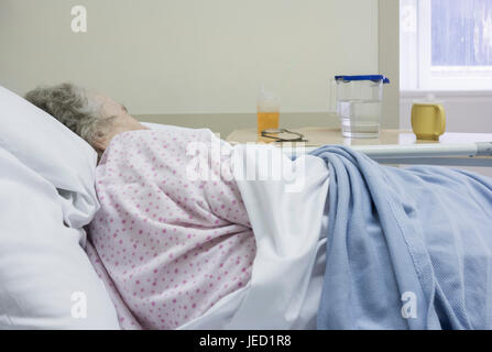 90 Jahre alte Patientin NHS Krankenhausbett in England. Großbritannien Stockfoto