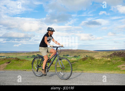 Weibliche Radfahrer in der Nähe von westerdale in die North York Moors National Park. North Yorkshire, England. Großbritannien Stockfoto