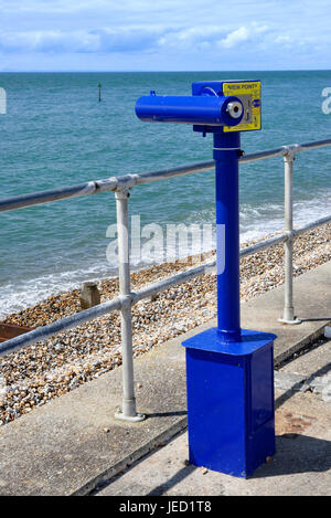 Seaside anzeigen Teleskop - Geld betrieben - Hinweisen zum Meer - helles Sonnenlicht blauen Meer und Himmel Strand und Wellen Stockfoto