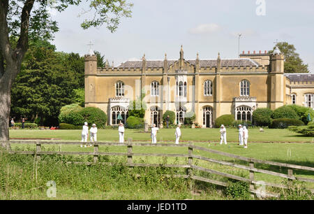 Krocket auf dem Rasen des Missenden Abtei Bucks - Hintergrund alte Missenden Abbey reife Bäume Sonnenlicht blauen Himmel Stockfoto