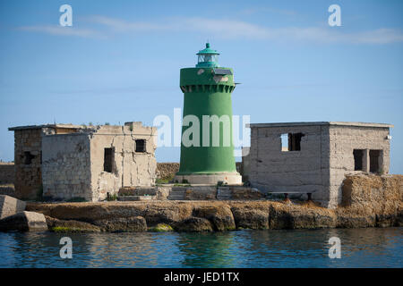 Grünen Leuchtturm bei der Einfahrt in den Hafen, der Blick vom Meer, Italien Stockfoto