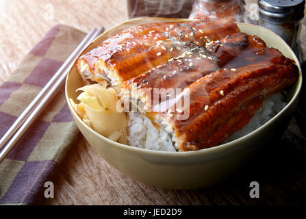 Reis mit Teriyaki Huhn Grill oder Teriyaki Don im japanischen Stil eingestellt und bereit zum Essen in Studiobeleuchtung, Stockfoto
