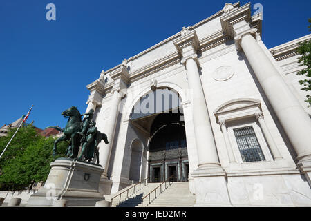 American Museum of Natural History Fassade mit Theodore Roosevelt Statue an einem sonnigen Tag, blauer Himmel, New York Stockfoto