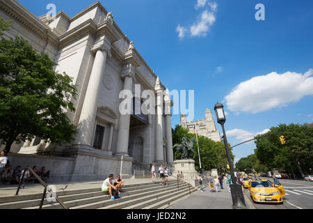 American Museum of Natural History Fassade mit Menschen an einem sonnigen Tag, blauer Himmel, New York Stockfoto