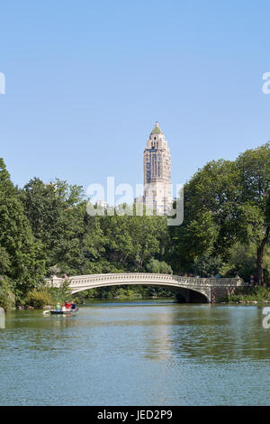 Central Park und weißer Schleife Brücke an einem sonnigen Tag in New York Stockfoto