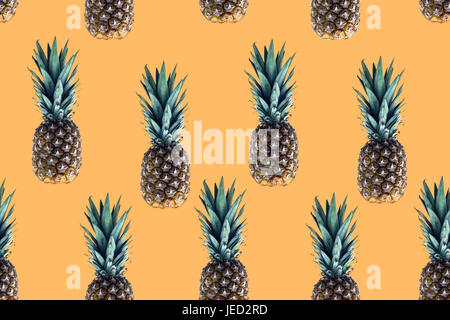 Nahtlose Muster Ananas auf gelbem Hintergrund Stockfoto