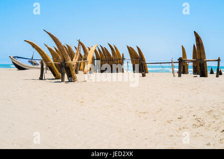 Typisches Fischerboot Caballitos auf den Strand von Pimentel, Chiclayo, Peru Stockfoto