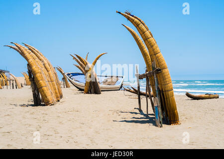 Typisches Fischerboot Caballitos auf den Strand von Pimentel, Chiclayo, Peru Stockfoto